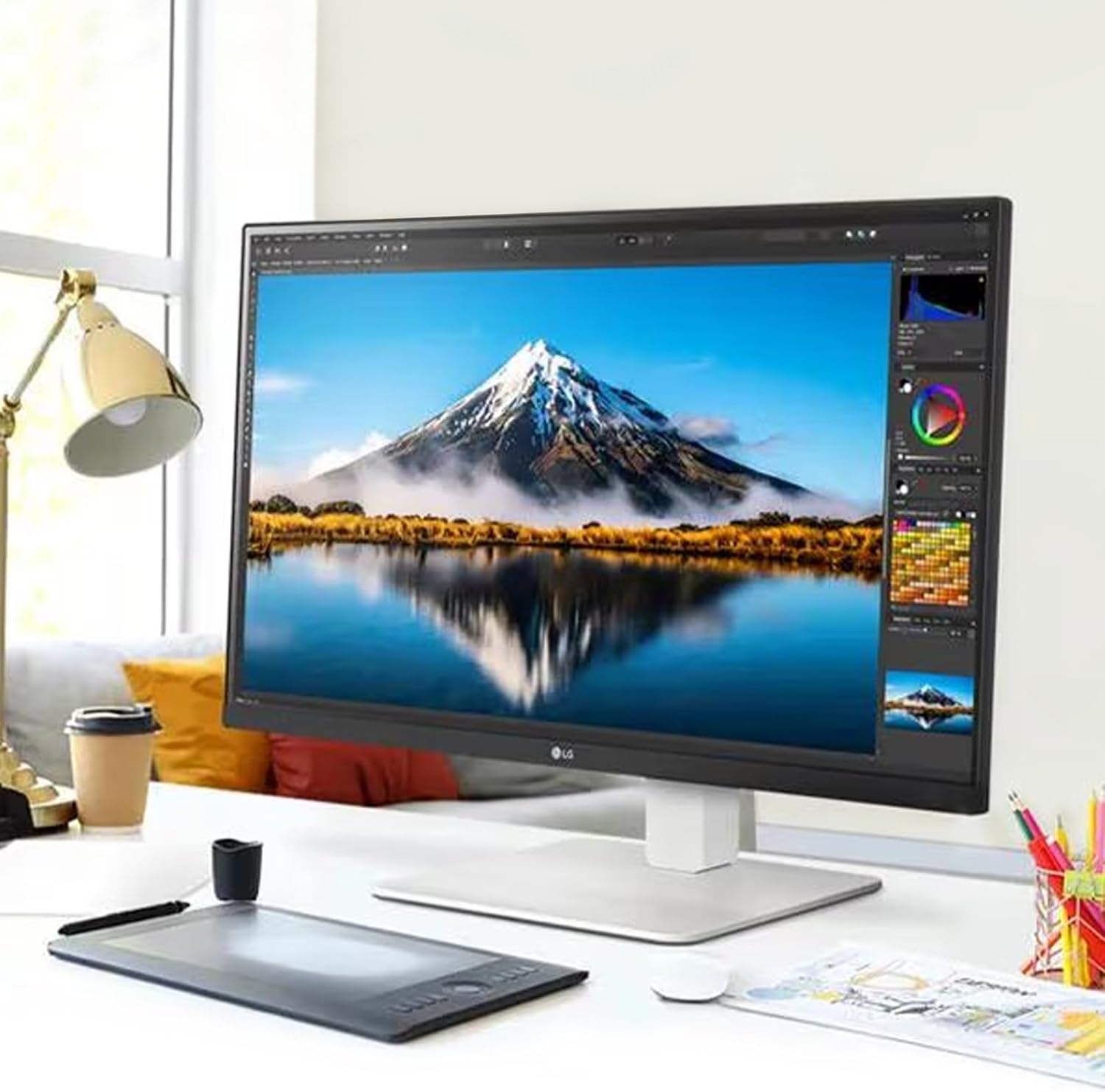 LG 27'Ultrafine UHD (3840 x 2160) 4K, IPS Monitor, HDR10, 90% DCI-P3, Dynamic Action Sync, Black Stabilizer & Flicker Safe, VESA Mountable, DisplayPort & HDMI, Tilt/Height/Swivel/Pivot Adjustable