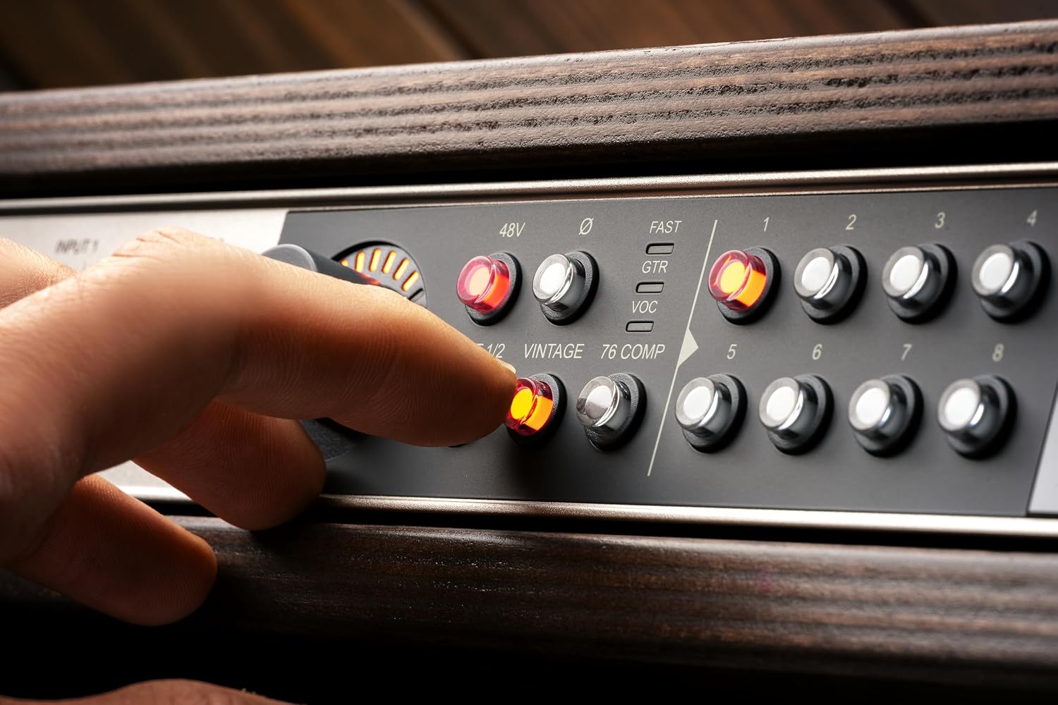 Universal Audio Volt 876 24x28 USB Audio Interface, Rack-Mount Style