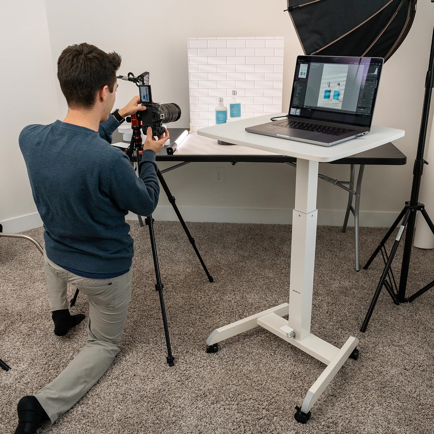 Mount-It! Adjustable Rolling Laptop Desk, Mobile Standing Desk with Wheels, Small Sit-Stand Computer Cart for Home, Office, or Classroom, 29.6–44.2' Height, 23.6'x20.5' Desktop, White