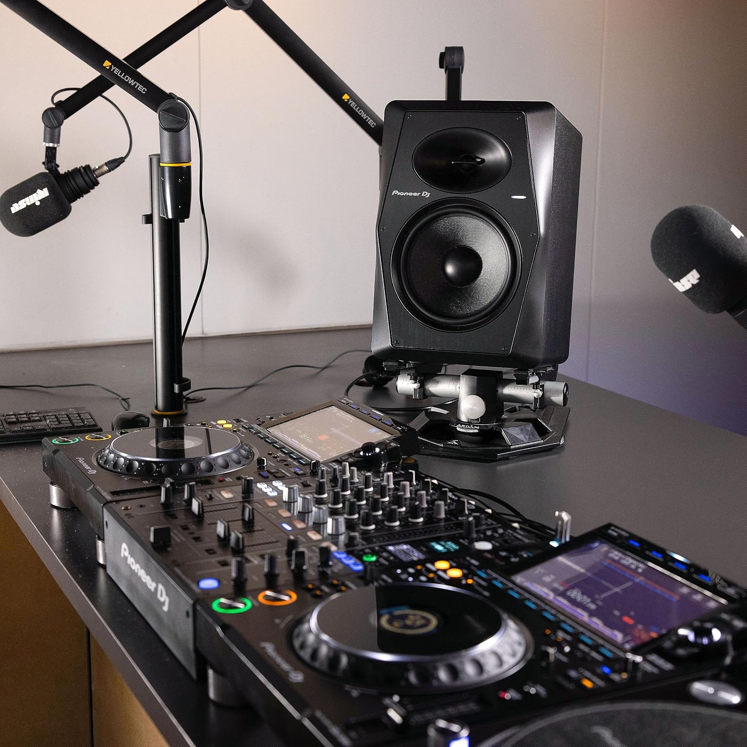 Pioneer DJ VM-70 6.5-inch Active Monitor Speaker - Black